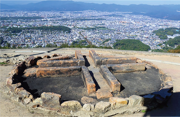「大文字」中央の火床「金尾(かなわ)」